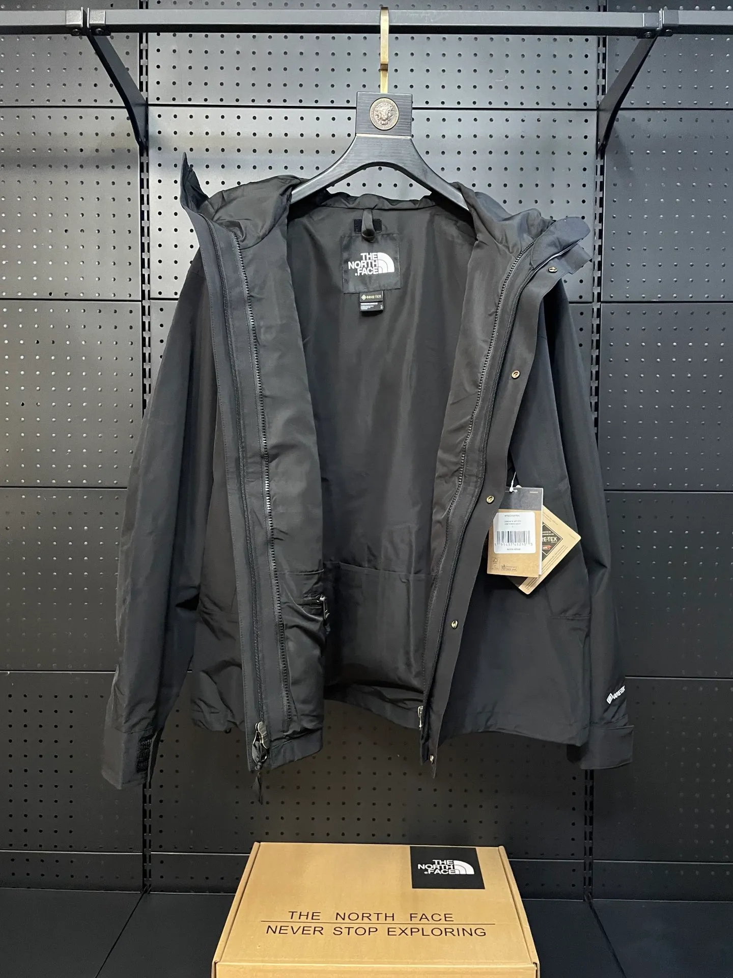 2024 UE Series The North Face UE BALTORO GORETEX 1990 TNF 。 TNF/ Classic 1990Series 1990 TNF 。 ：1、 ISO 90（ISO 4） 2、 ： Gore-tex Breathable ， 。 Black White Size S-XXL ：S-M-L-XL-XXL White： S-M-L-XL-XXL Black： S-M-L-XL-XXL